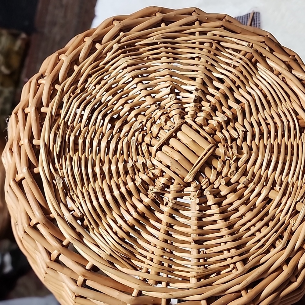 Wicker Basket with Blue Checkered Cloth. SEE PHOTOS !! - Picture 7 of 7